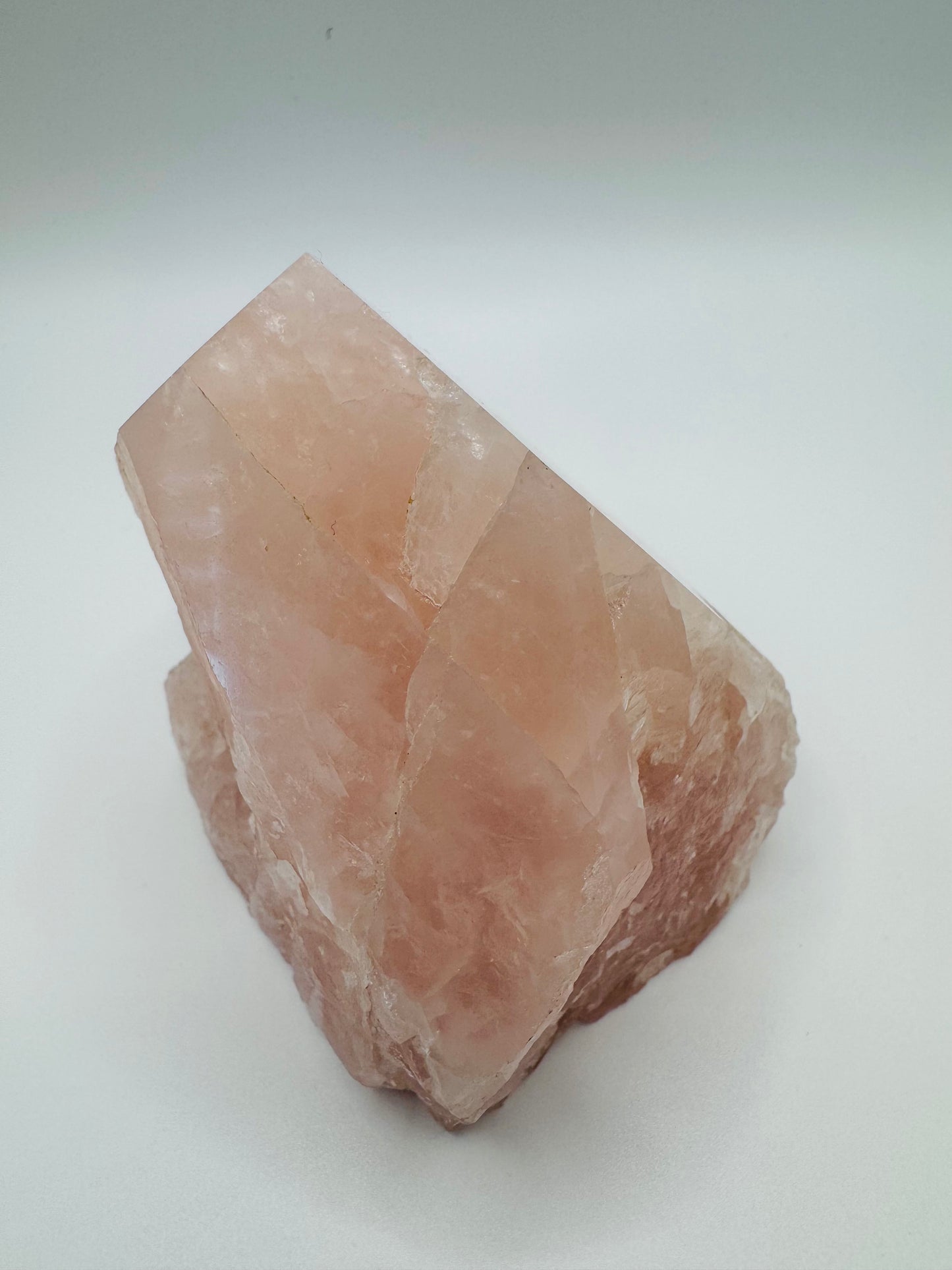 Roher Rosenquarz mit geschliffener Spitze - Naturstein
